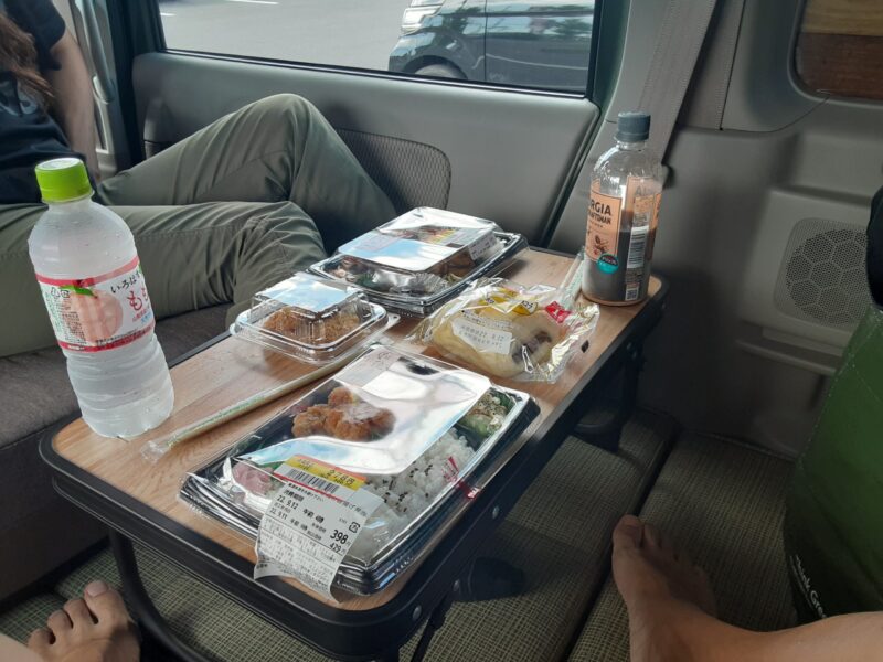 エブリィワゴン車内の食事の写真